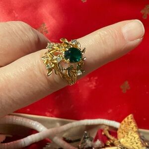 Gold ring with beautiful setting.